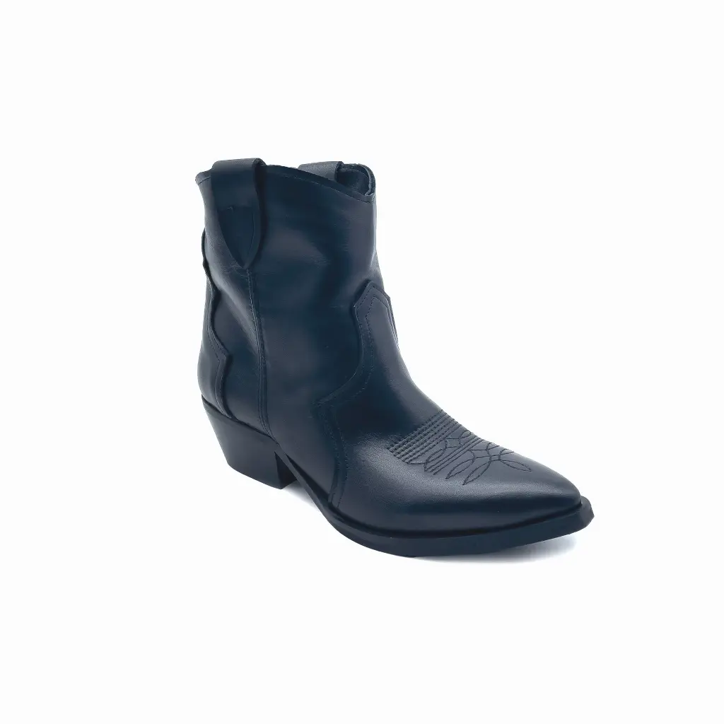 Stivaletto z tacco pelle nero frontale.webp