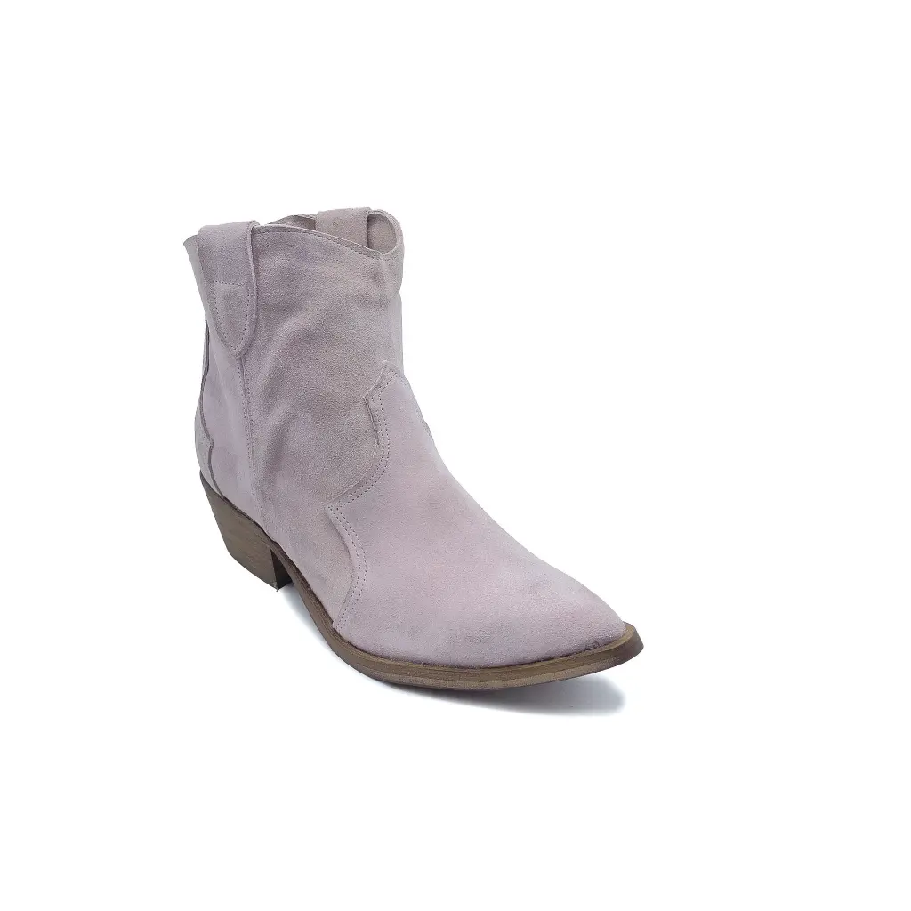 Stivaletto liscio camoscio rosa frontale.webp