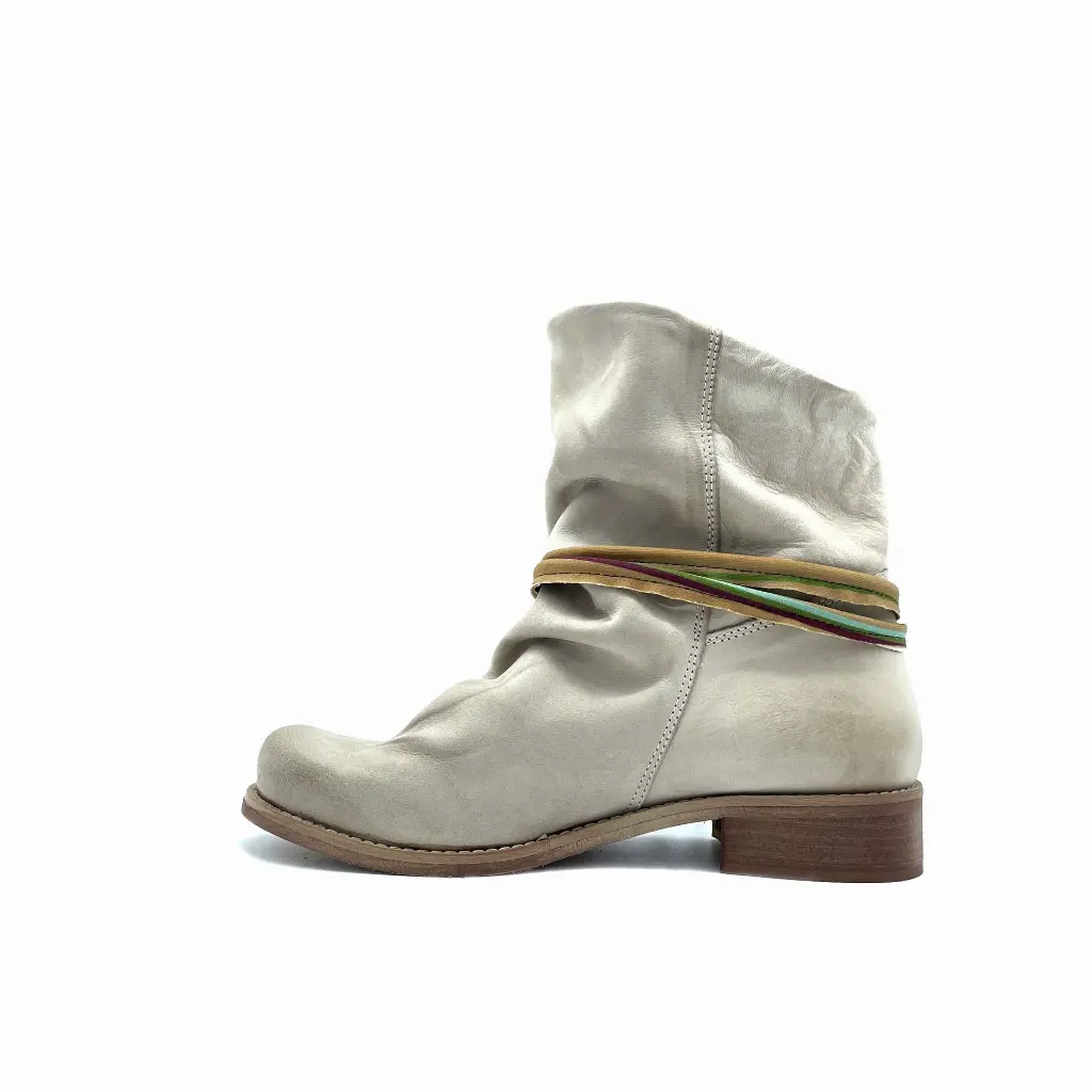 Vyjou Ricciato basso nabuk taupe laccetto colorato interno.webp