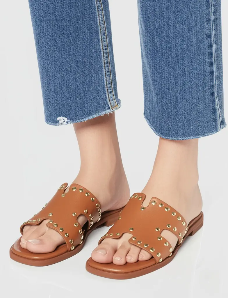 sandali h cuoio borchie piedi.webp