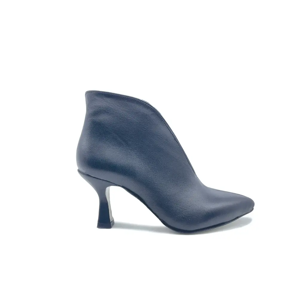 T70.A1 Women’s ankle boots in genuine leather with zipper