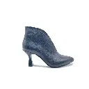 T70.A1 Women’s ankle boots in genuine leather with zipper