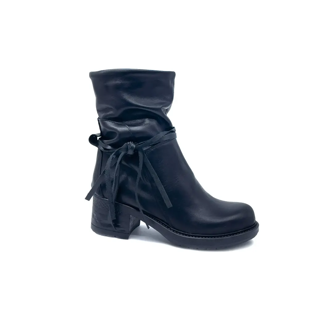 ART.266 - Stivaletti sul tacco da donna in pelle nera, made in Italy.