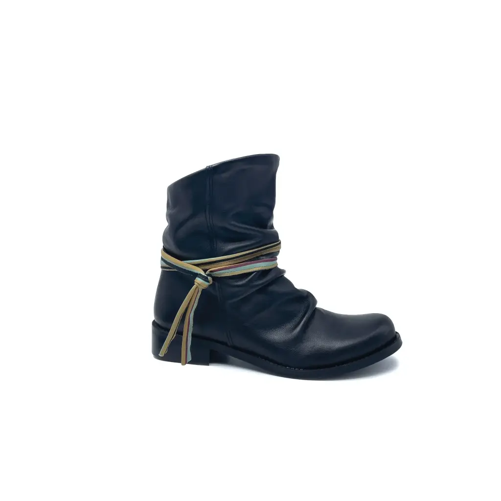 TR.100 Stivaletti donna in vera pelle nera con laccio colorato